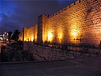Стены Старого города ночью. Слева виден ров, которым были окружены стены.
