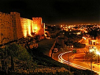 Вид на стены от Яффских ворот ночью.