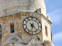 Церковь Успения (Дормицион). Часы с арабскими цифрами на колокольне.