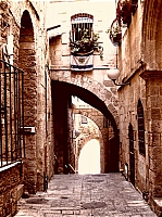 Извилистые улицы переходят в лестницы - это холмы Иерусалима.