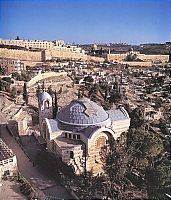 Вид на церковь апостола Петра ин Галликанту сверху.