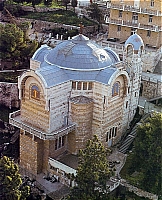 Церковь апостола Петра ин Галликанту. Вид сверху, хорошо виден крестообразный витраж на крыше.