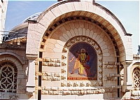 Церковь апостола Петра ин Галликанту. Деталь украшения фасада. Изображение Осмеяния Христа.