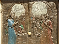 Церковь апостола Петра ин Галликанту. Двери. Рельеф, изображающий беседу Иисуса с Петром о крике петуха.