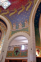 Церковь апостола Петра ин Галликанту. Верхняя церковь. Деталь интерьера. Наверху виден витражный крест.
