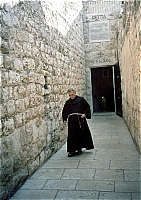 Монах-францисканец выходит из Гефсиманского грота.
