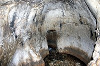 Грот источника Гихон. В середине виден проход, через который вода попадает к шахте Уоррена и тоннелю Езекии.
