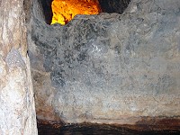 Нижняя часть шахты. Внизу видна вода из источника Гихон. В древние времена вода поднималась выше, к окончанию вертикального туннеля шахты.
