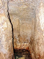 Место, где тоннель Езекии сворачивает на 90 градусов влево. Обратите внимание на нишу в стене - рабочие некоторое время вырубали скалу в неправильном направлении.