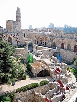 Внутри Цитадели. В левом нижнем углу - решетка подиума; выше - византийская цистерна; в центре - основания хасмонейской стены, заканчивающиеся аркой.