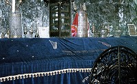 Гробница Давида. Кенотаф, накрытый расшитым бархатным покрывалом.