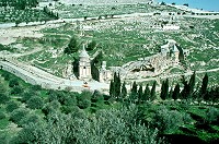 Гробницы в Кедронской долине. Общий вид. Слева направо: гробница Авессалома, гробница сыновей Хезира, гробница Захарии.