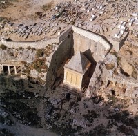 Вид сверху на гробницу сыновей Хезира и гробницу Захарии.