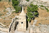 Гробница Авессалома. Общий вид. Коническое завершение памятника - в сирийском стиле, колонны ионические.