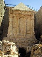 Гробница Захарии целиком высечена из скалы.