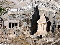 Гробница Захарии. Общий вид. Слева от нее ступени и дверь, ведущие в камеры гробницы сыновей Хезира.