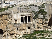 Гробница сыновей Хезира - пещерная гробница, колонны высечены в скале.