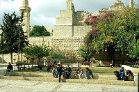 Площадь Хурва. Перед восстановленными стенами синагоги Рамбана.