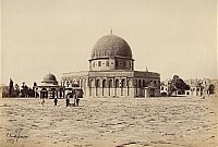 Фотография 1860 года, слева от Купола Скалы - Купол Цепи, справа - Купол Вознесения.