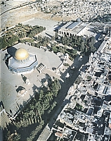 Вид на Храмовую гору сверху. На заднем плане отчетливо виден объем мечети Аль-Акса. 