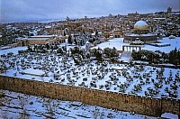 Вид на Храмовую гору зимой. На первом плане - кладбище.