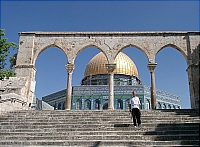 Южная аркада, ведущая к Куполу Скалы от мечети Аль-Акса, видны солнечные часы.