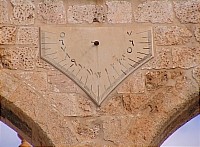 Солнечные часы на южной аркаде. Установлены в 1893 г., показывают время от пяти утра до семи вечера.