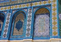 Купол Скалы. Богато украшенные изразцами окна мечети.