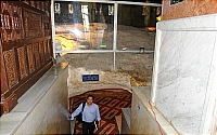 Купол Скалы. Интерьер. Ступени, ведущие в грот под камнем ас-Сахра. Слева - балюстрада из ливанского кедра.