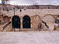 Юго-западный угол Храмовой горы изнутри. Вход в конюшни Соломона.