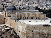 Стена Храмовой горы. Ближайшие с южной стороны окна - комната Колыбели Иисуса, далее - конюшни Соломона и мечеть аль-Акса.