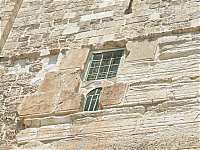 Окно помещения, где располагается Колыбель Иисуса.