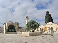 Джама аль-Муграба, справа Музей исламского искусства, правее - медресе аль-Пахария.