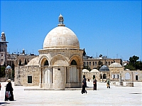 Купол Вознесения между куббат Хаддар (аль-Хидр) и куполом Духов.