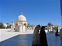 Купол Вознесения. Мусульманки идут на молитву, справа от них купол Пророка.