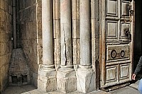 Храм Гроба Господня. Колонны у входа, в середине - треснувшая.