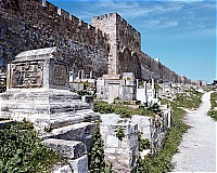 Золотые ворота. Мусульманское кладбище простирается вдоль всей восточной стены.