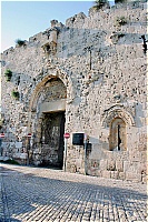 Сионские ворота. Большинство повреждений стены относятся к периоду после 1948 г., когда здесь проходили жестокие бои. С 1948 по 1967 гг. ворота были закрыты из-за разделения Иерусалима. 