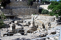 Вифезда. Вид на восточный участок раскопок. Основание колонны в центре происходит из византийской церкви, стоявшей на этом месте. 