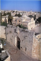 Вид на Сионские ворота сверху. Слева за ними - Музей Мардигяна.