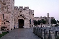 Яффские ворота. Вход в ворота расположен сбоку, параллельно стене, таким образом образуется угол, удобный для защиты города.