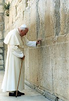 Западная стена. Папа Иоанн Павел II молится у Стены Плача во время визита в Иерусалим в 2000 году.