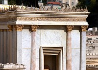 Модель Второго Храма. Вид на верхнюю часть восточного фасада Храма Ирода. На крыше - золотые шпили, чтобы не садились птицы.