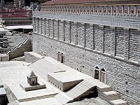 Реконструкция построек Храмовой горы. Южная стена. Сооружение в форме пирамиды - монумент Хульды.