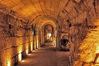 Тоннели Западной Стены. Подземный коридор - «Потайной ход». Назван так Уорреном, узнавшим из документов XV в. о секретном коридоре, по которому царь Давид мог пройти из своего дворца (у нынешних Яффских ворот) на молитву на Храмовую гору.