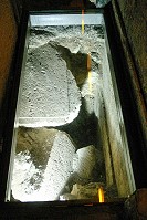 Тоннели Западной Стены. Внизу, под ногами - камни, сброшенные при разрушении Храма римлянами (70-е гг. н.э.).