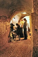 Тоннели Западной Стены. Молитва на месте древней синагоги («Пещера»).