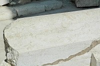 Офель. «Камень шофара». Надпись на камне «К месту трубления». Оригинал в музее Израиля.
