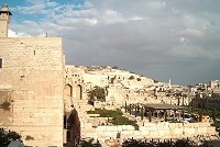 Вид на руины Дворца Омейядов от юго-западного угла Храмовой горы.