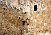 Двойные ворота. Отметьте два карниза. Нижний, изогнутый - эпохи Омейядов. Верхний - горизонтальный, на уровне окна - эпохи Ирода.
